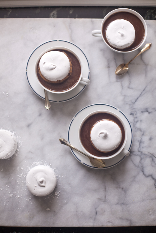 Round marshmallows in hot cocoa | how to make homemade marshmallows | photo by Zoë François