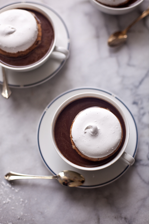 Round marshmallows in hot chocolate | how to make homemade marshmallows | photo by Zoë François