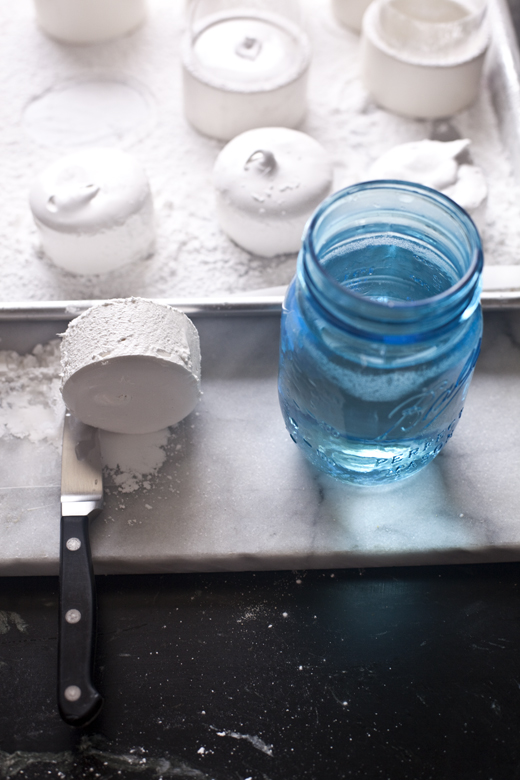 Unmolding round marshmallows | how to make homemade marshmallows | photo by Zoë François