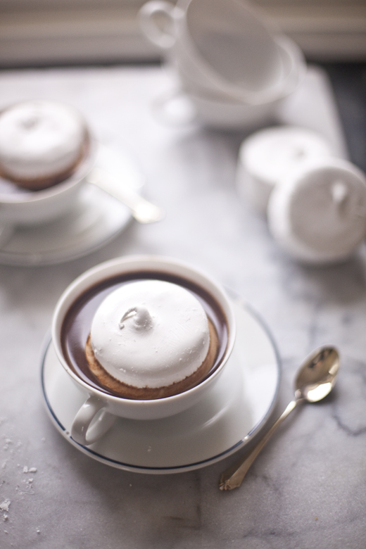 Round marshmallows in hot chocolate | how to make homemade marshmallows | photo by Zoë François