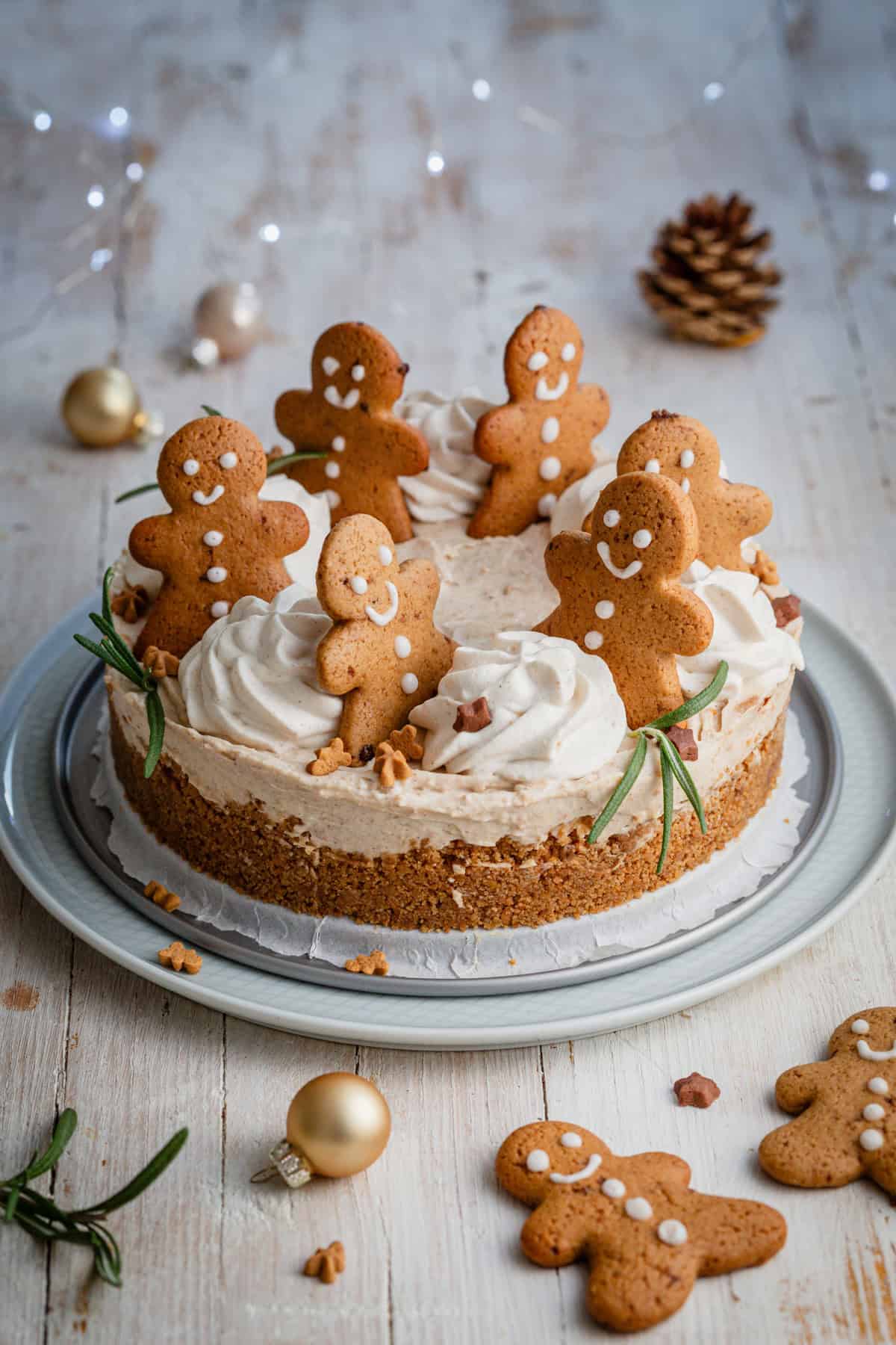 cheesecake with gingerbread men and christmas decoration