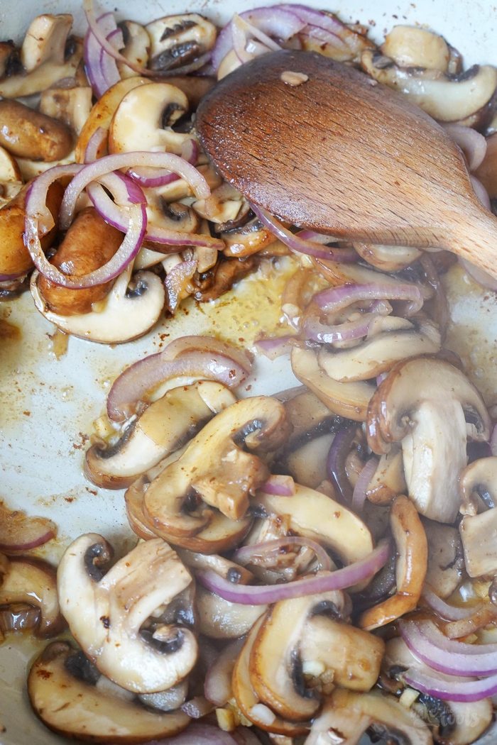 Sausage Stroganoff mit Schupfnudeln | Bake to the roots
