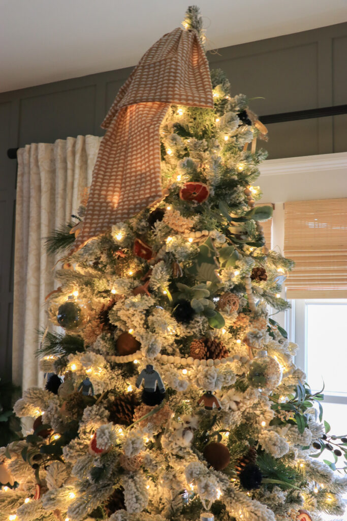 Large bow in Christmas tree. Coastal Niece Christmas Holiday Housewalk. Jennifer O'Brien City Farmhouse.