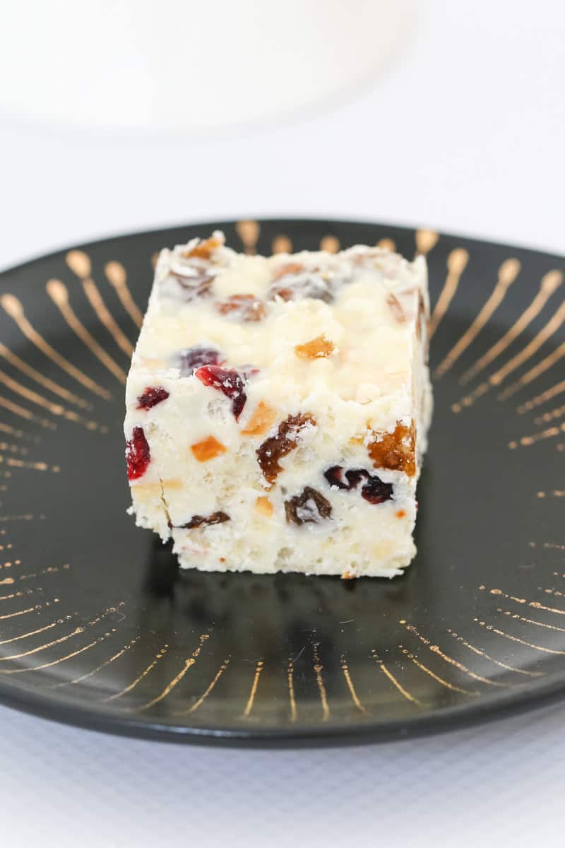 A simple White Christmas Slice recipe made with white chocolate, rice bubbles, dried cranberries, sultanas, coconut and almonds.