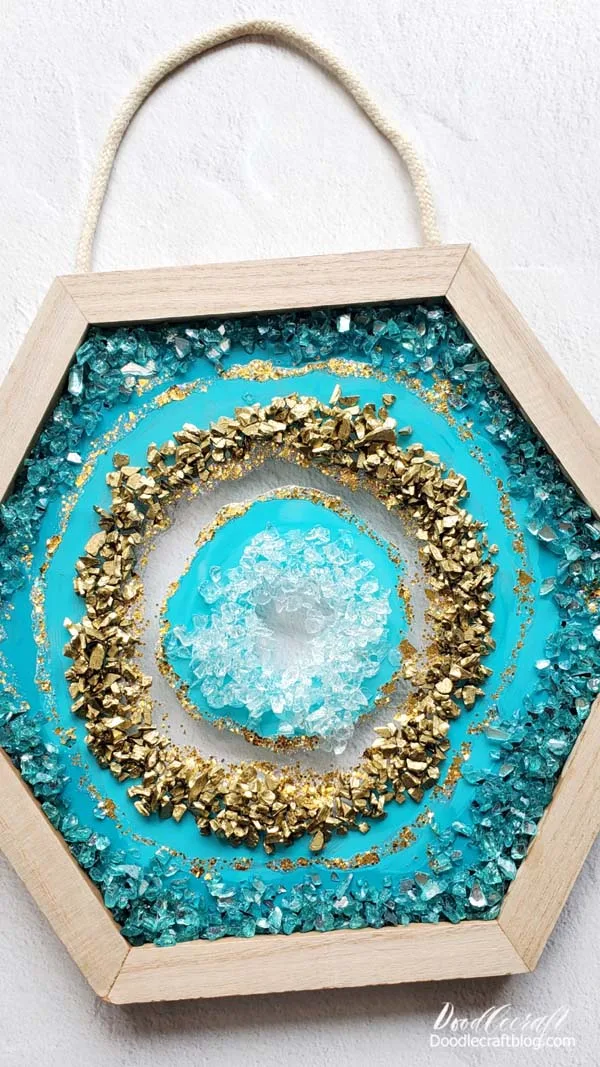 How to Make Geode Glass Art (Plaid Fragment Effects) Let me teach you all about how to use Plaid Fragment Effects, and walk you through a beautiful geode craft that can be completed by any skill level.