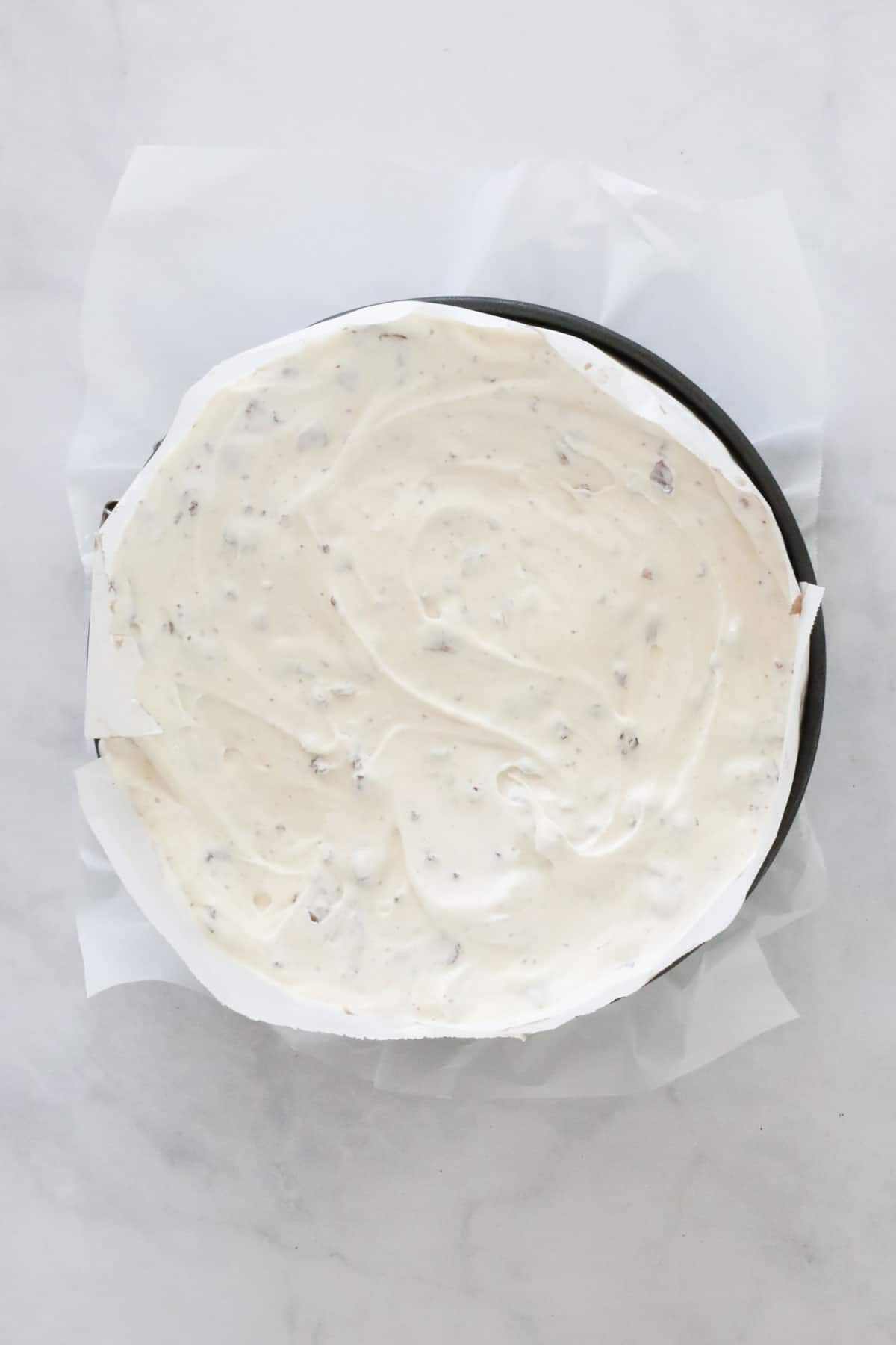 The vanilla layer spread out evenly over the frozen chocolate layer.
