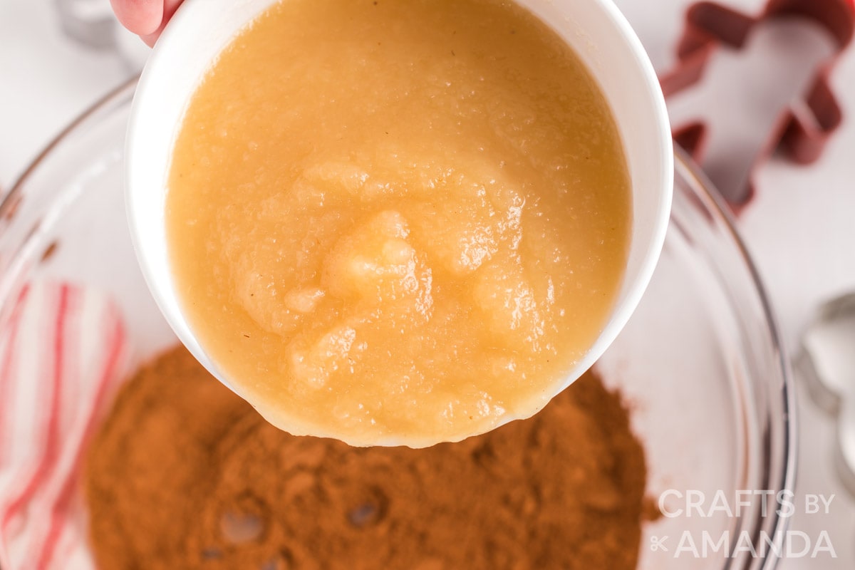 adding applesauce to cinnamon