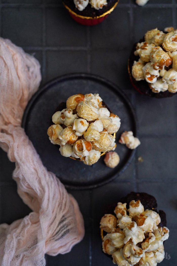 Schokolade Karamell Popcorn Cupcakes | Bake to the roots