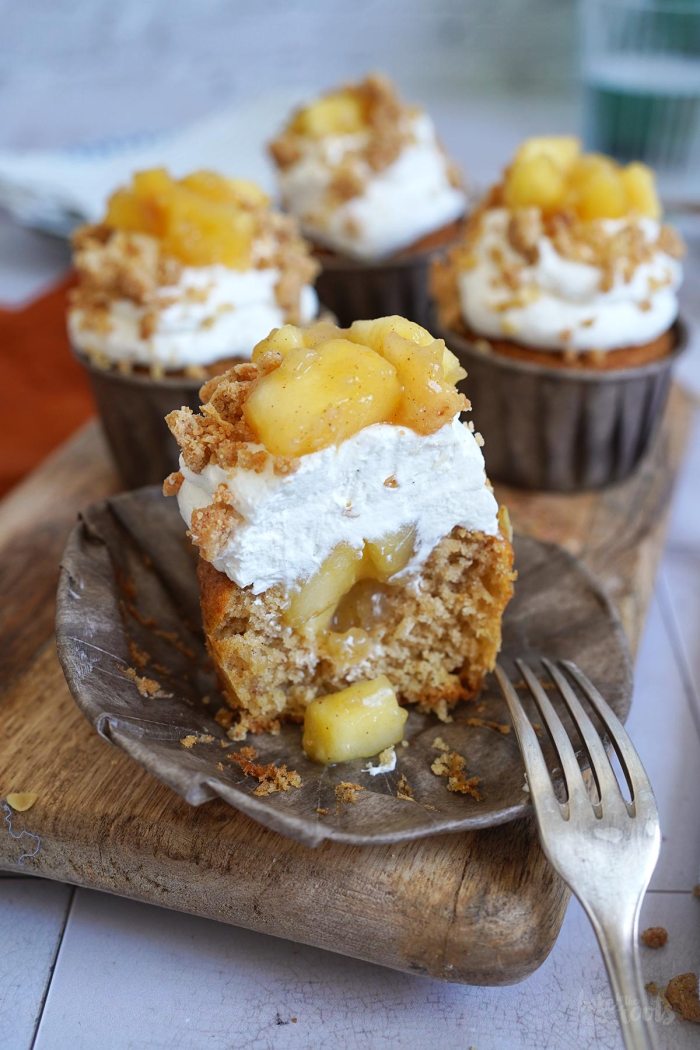 Apple Crumble Cupcakes | Bake to the roots