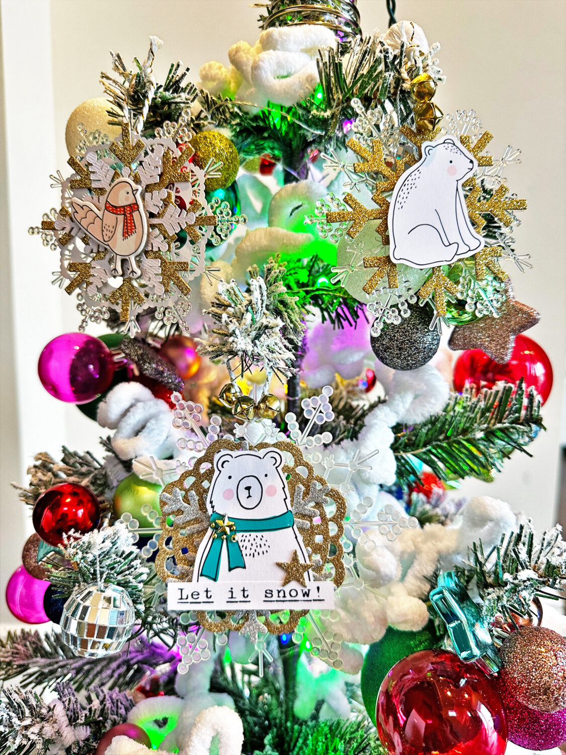 Make these easy and inexpensive Christmas ornaments using the Tombow MONO Air Adhesive and the Tombow Adhesive Dots! #tombow #christmasornaments