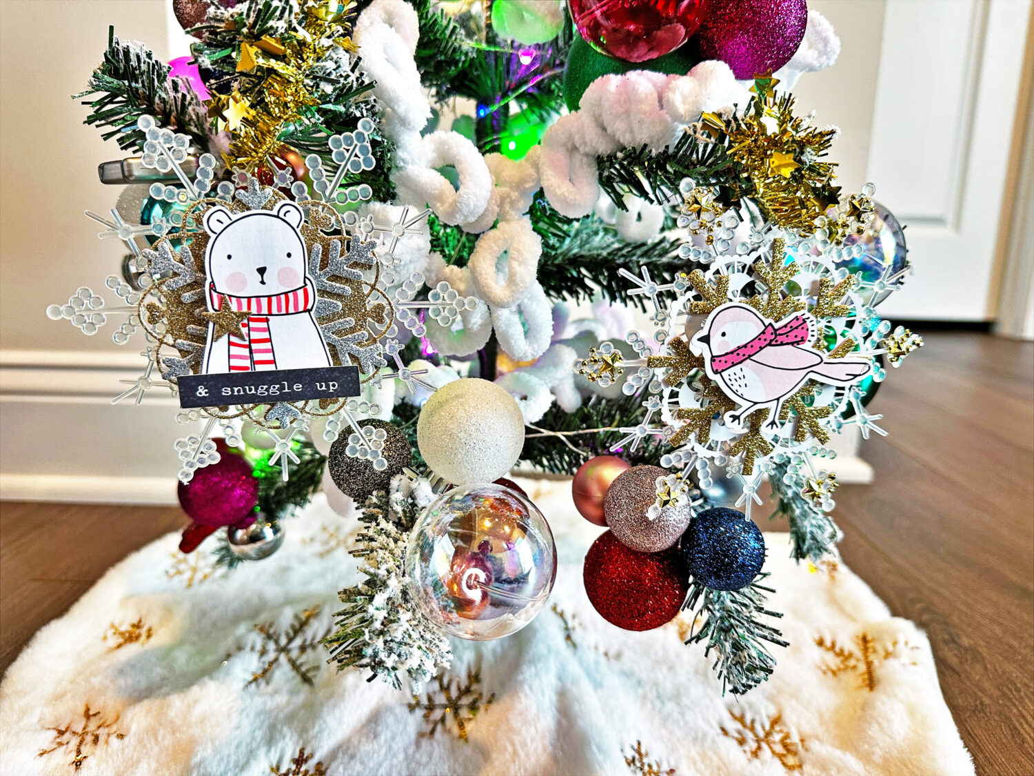 Make these easy and inexpensive Christmas ornaments using the Tombow MONO Air Adhesive and the Tombow Adhesive Dots! #tombow #christmasornaments