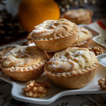 featured image of a plate of viennese mince pies