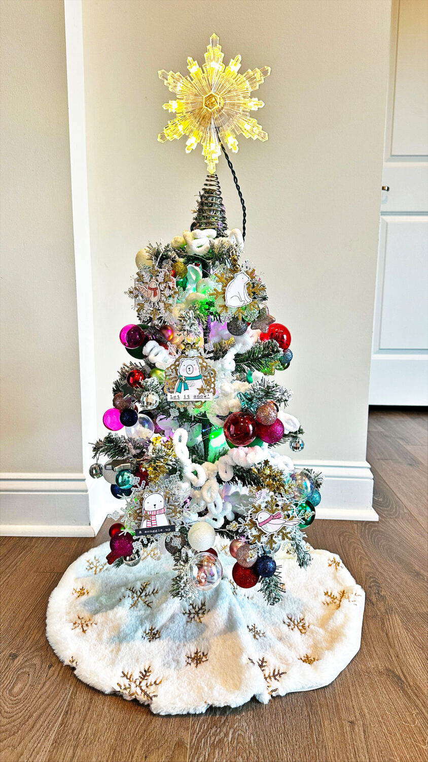 Make these easy and inexpensive Christmas ornaments using the Tombow MONO Air Adhesive and the Tombow Adhesive Dots! #christmasornaments #tombow